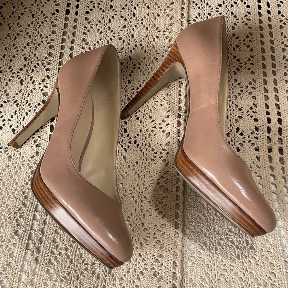 Nine West Platform Pump Leather Upper Stacked Heel Taupe Color Beautie EUC 9